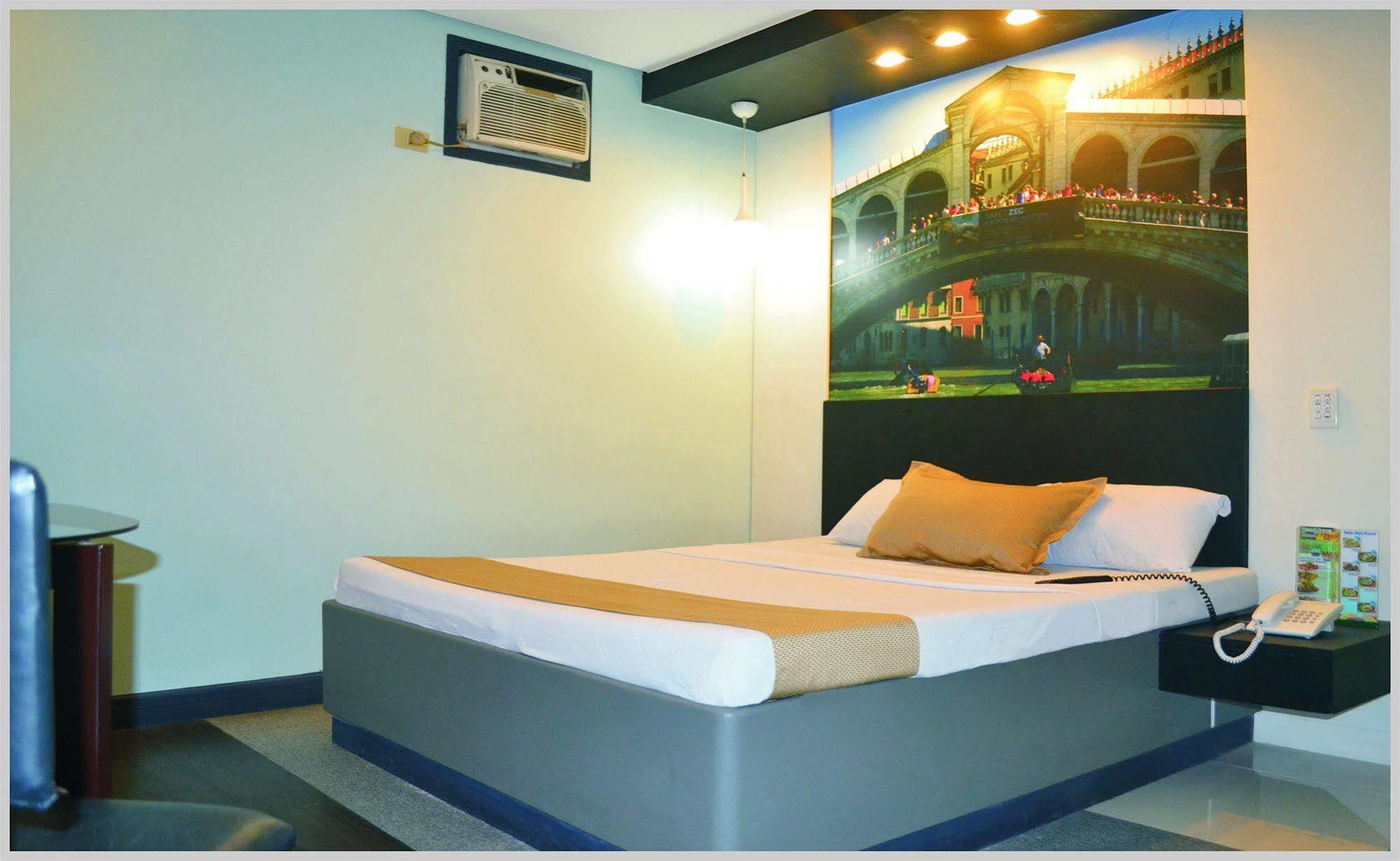 Hotel Dreamworld Araneta Cubao エクステリア 写真